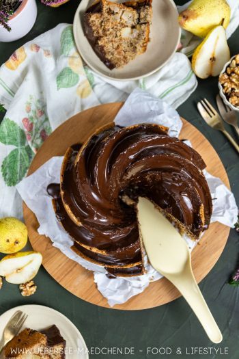 Nuss-Gugelhupf mit Birnen und Schoko - so saftig und gut!