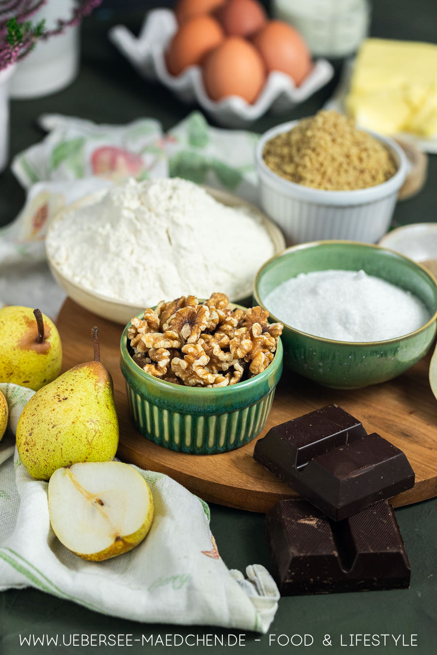 Nuss-Gugelhupf mit Birnen und Schoko - so saftig und gut! Nuss-Gugelhupf mit Birnen und Schoko - so saftig und gut!