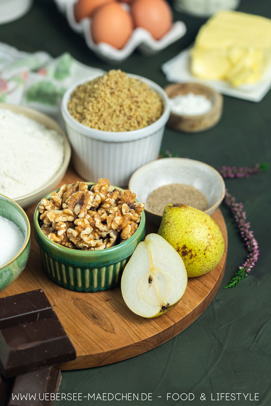 Nuss-Gugelhupf mit Birnen und Schoko - so saftig und gut!