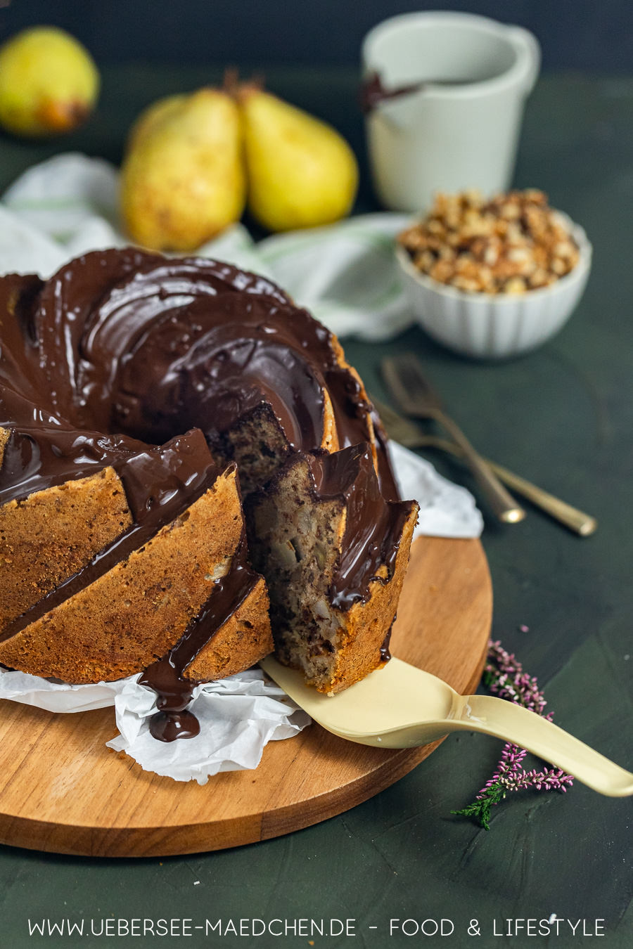 Nuss-Gugelhupf mit Birnen und Schoko - so saftig und gut! Nuss-Gugelhupf mit Birnen und Schoko - so saftig und gut!