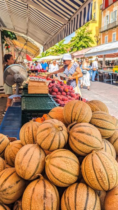 Blumenmarkt in Nizza mit frischem Obst und Gemüse