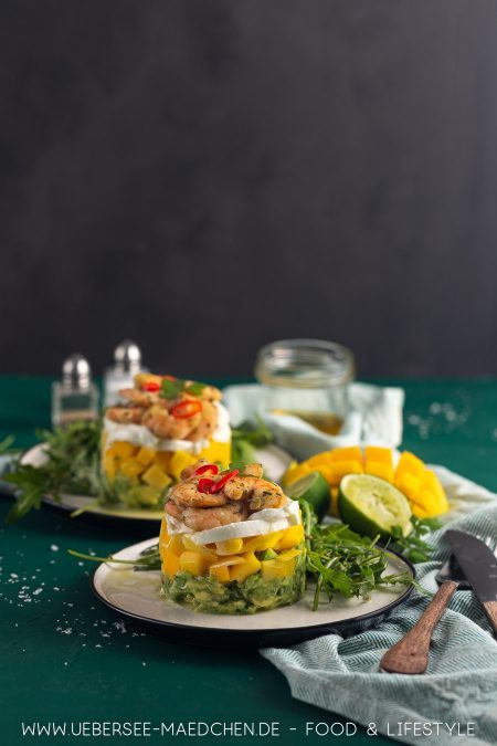 Garnelentürmchen mit Rucola-Salat als Vorspeise eines Menüs