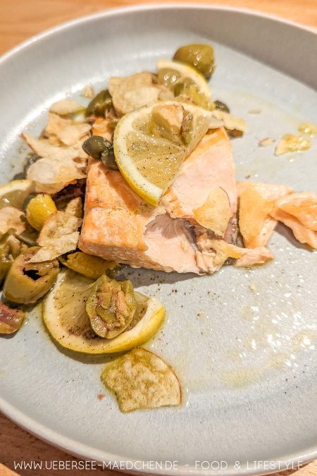 gebratener Lachs mit marinierten Oliven und Chips 