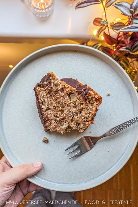 Ein Stück Rührkuchen mit Walnüssen Schokolade Birne 