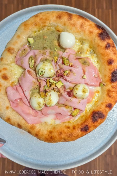 Selbstgemachte Pizza á la Mortadella e pistacchio