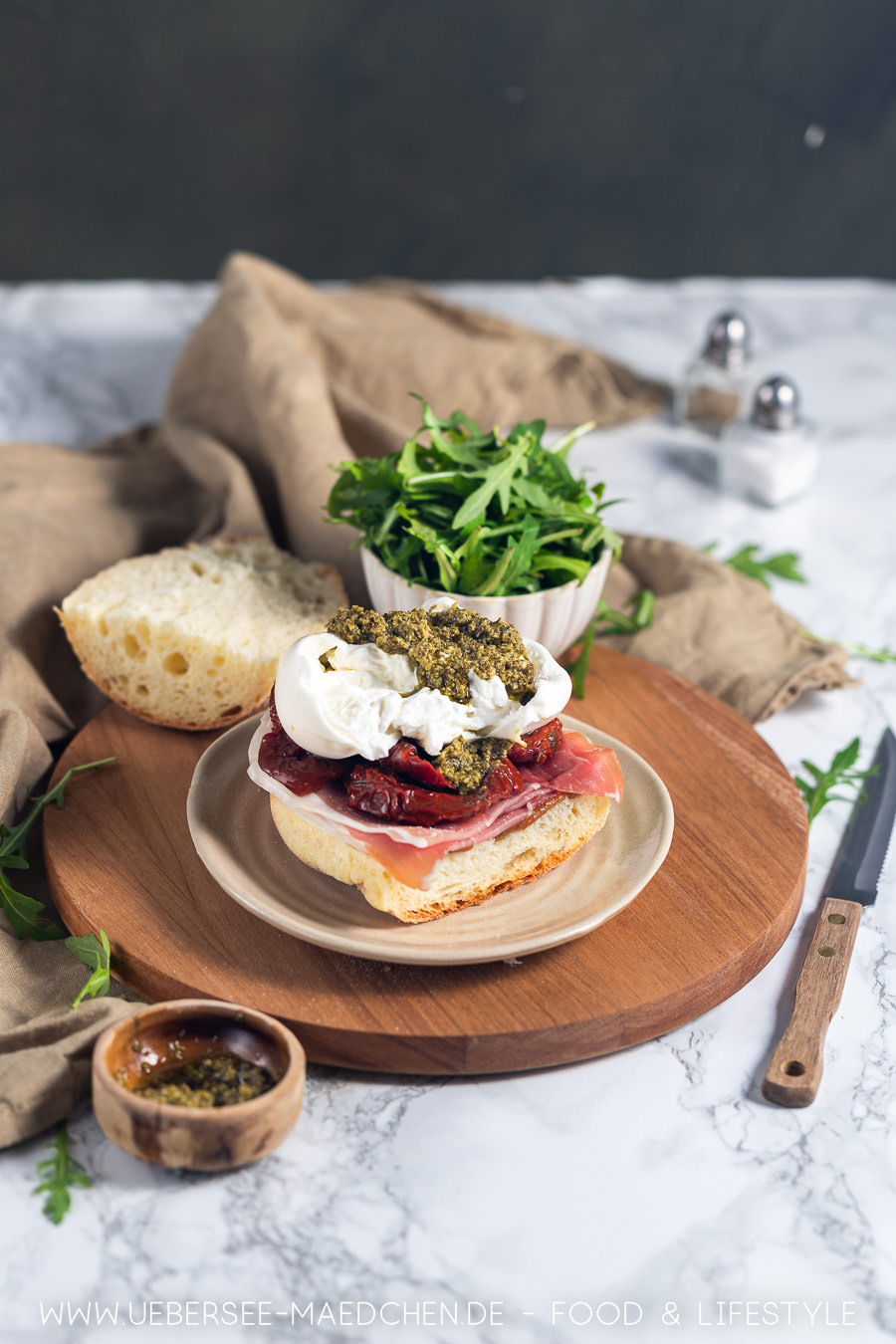 Italienisches Vesperbrot: Burrata-Sandwich mit Schinken und Pesto Rezept