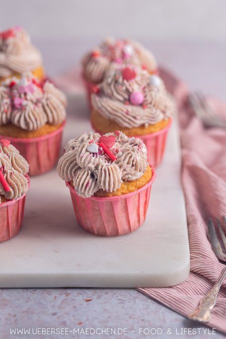 Himbeer-Cupcakes passend zum Valentinstag ganz in rosa mit Streuseln