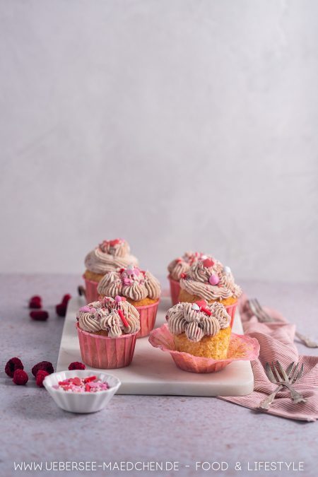 Cupcakes mit Himbeer-Fülllung und Mascarpone-Topping perfekt zum Valentinstag