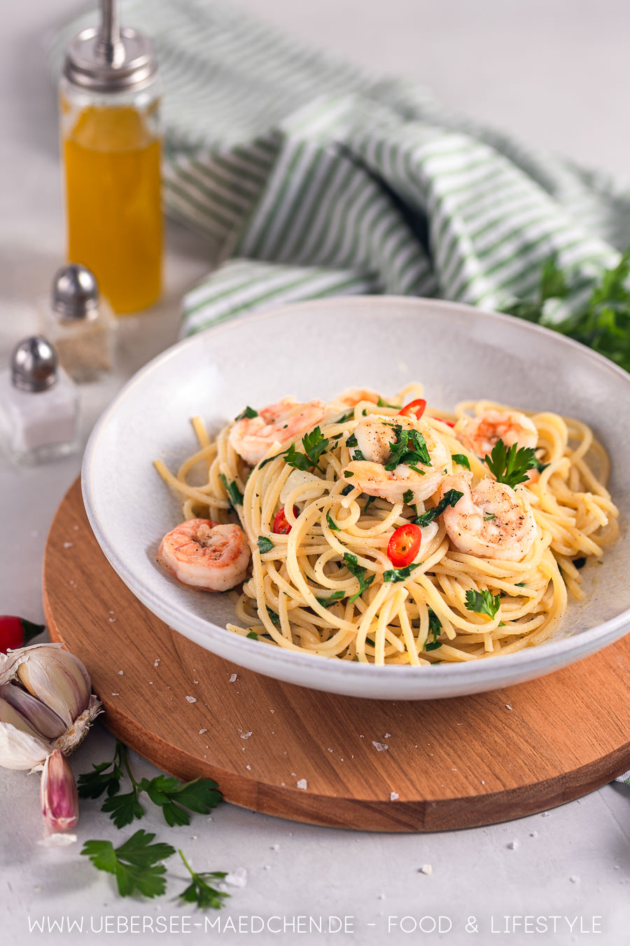 Würzige Spaghetti aglio e olio mit Garnelen - lecker Feierabend-Genuss