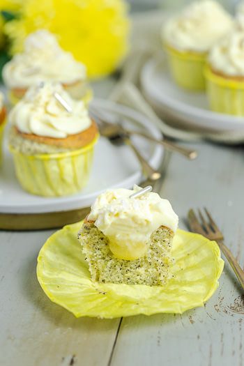Lemoncurd-Cupcakes ultra zitronig mit Mohn Rezept