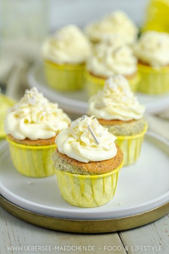 Zitronen-Cupcakes mit Lemon Curd &amp; Mohn: So zitronig und so gut ...