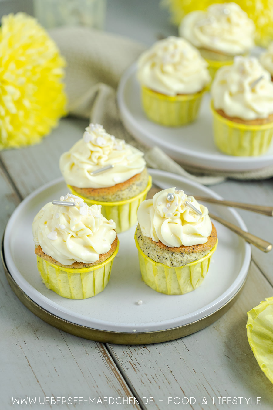 Zitronen-Cupcakes mit Lemon Curd &amp; Mohn: So zitronig und so gut ...
