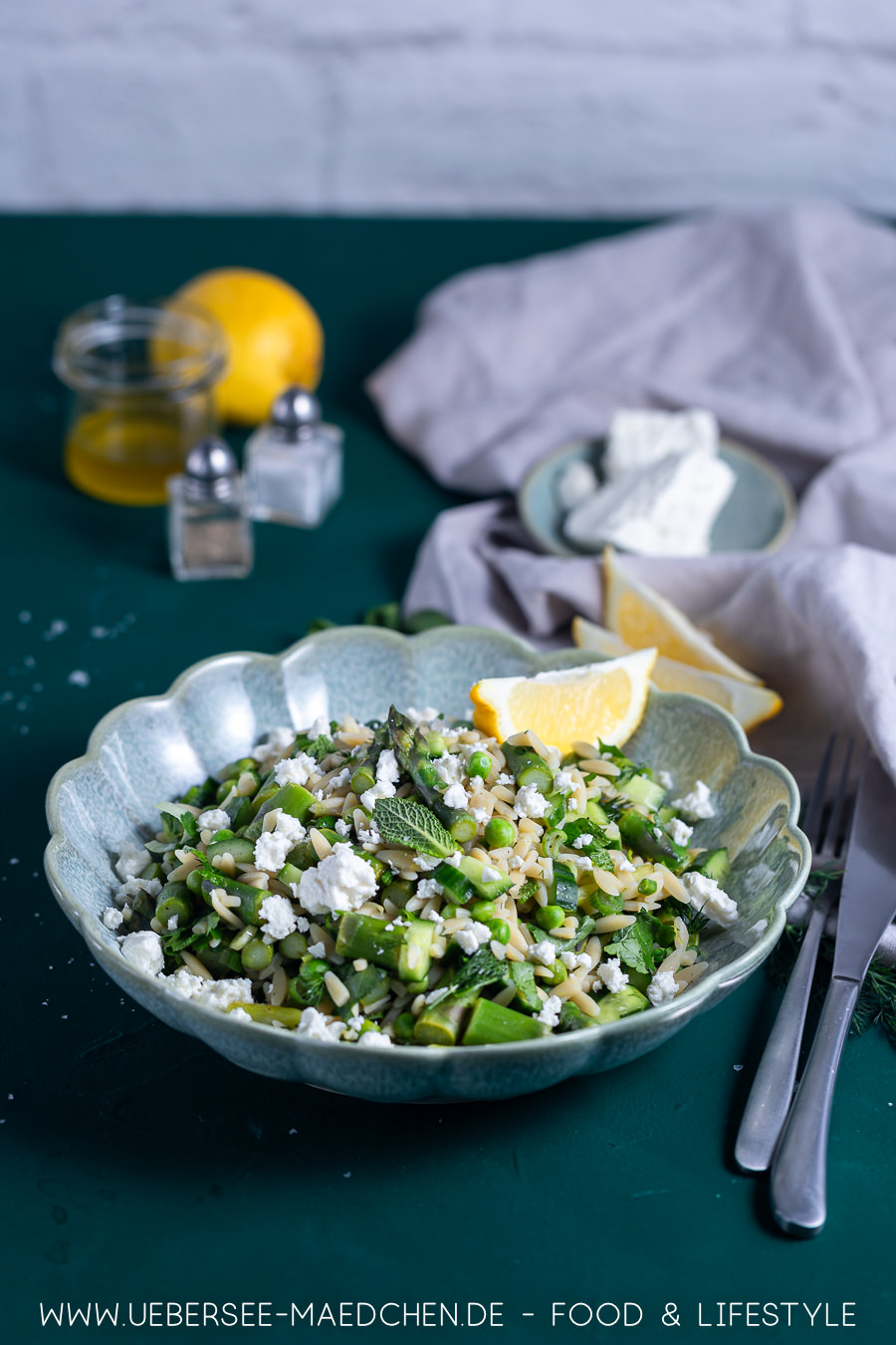 Nudelsalat mit Spargel, Erbsen &amp; Feta: So schmeckt der Frühling