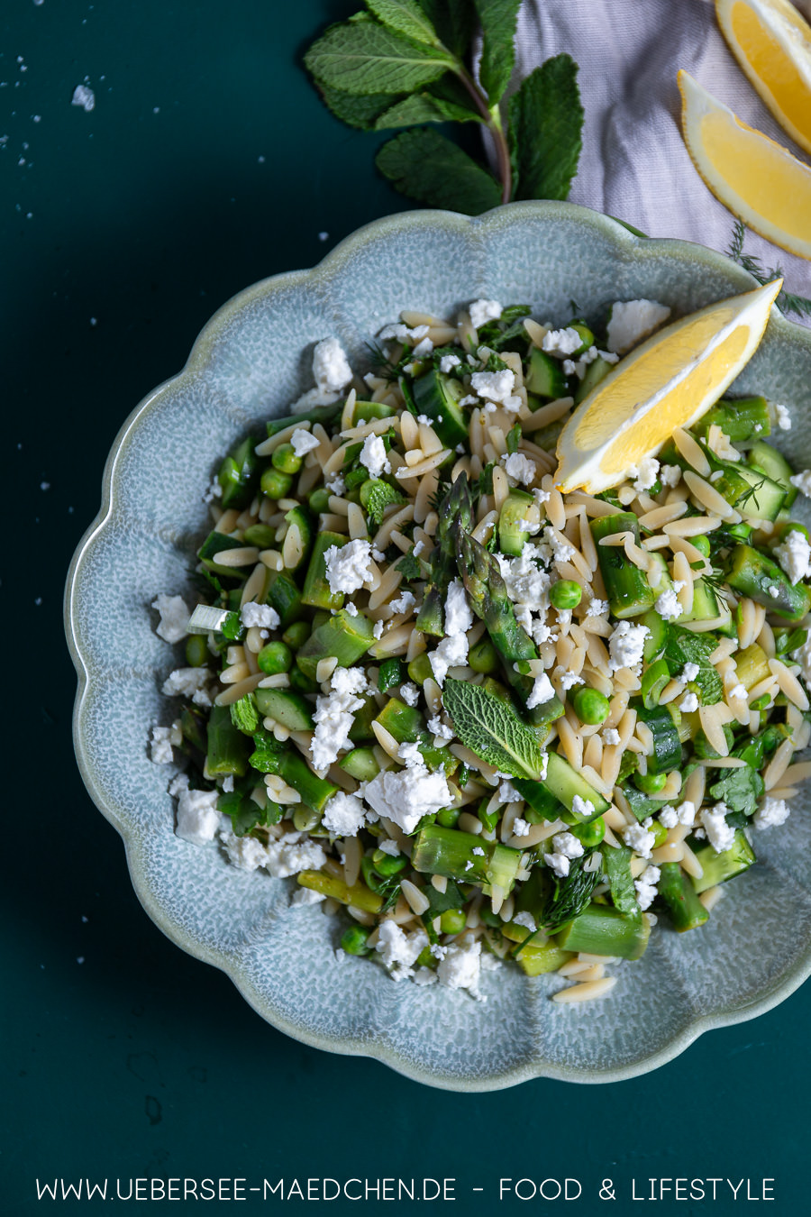 Nudelsalat mit Spargel, Erbsen &amp; Feta: So schmeckt der Frühling
