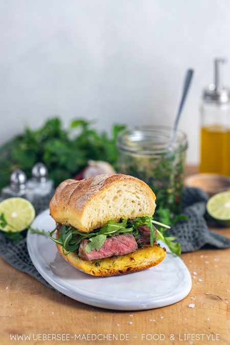 Sandwich mit Würzsauce aus Petersilie Knoblauch Olivenöl mit Steak
