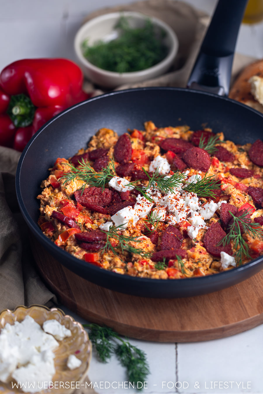 Köstliches Menemen: Türkisches Rührei mit Tomaten und Sucuk