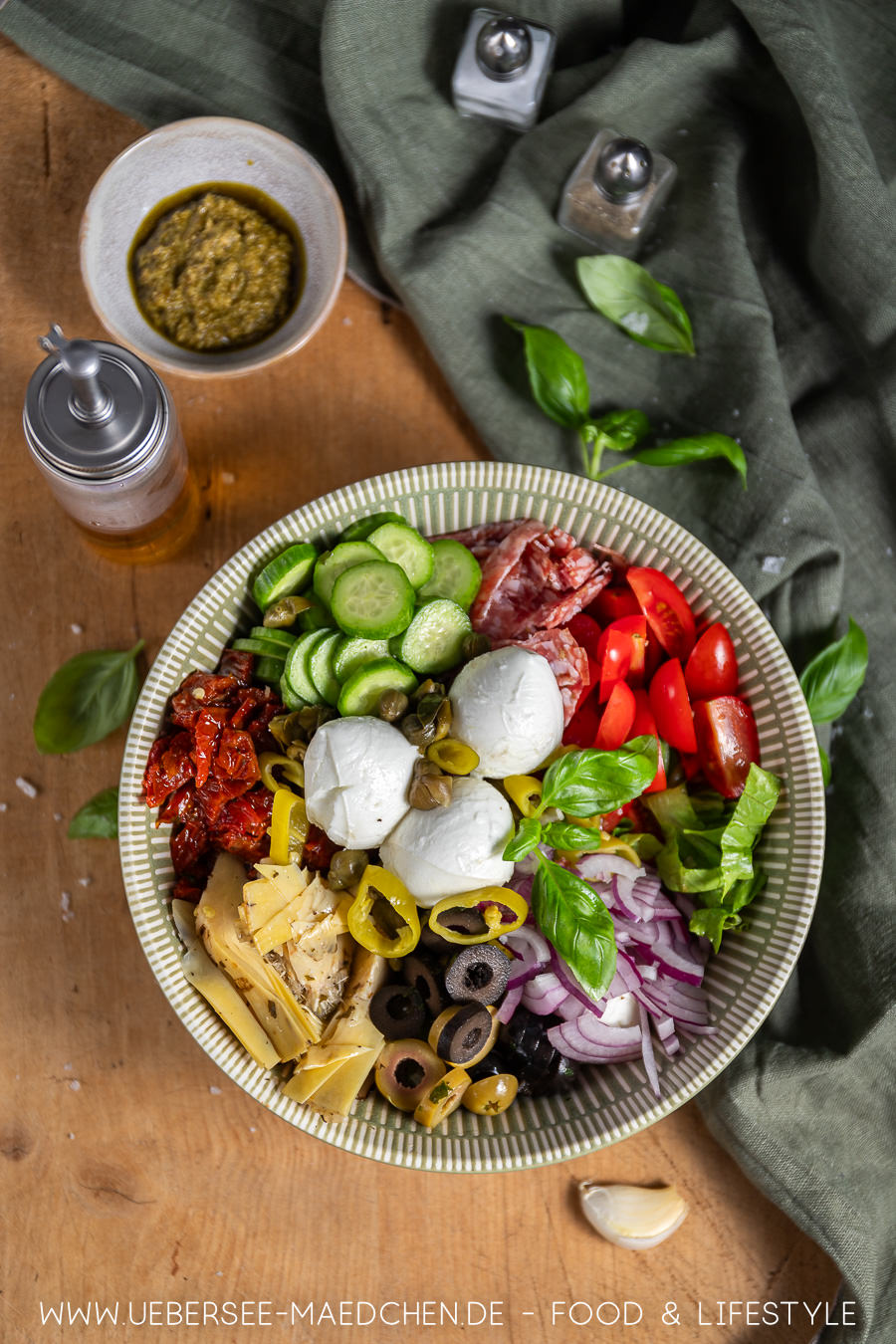 Italienischer Salat bombastisch lecker mit Antipasti & Pesto-Dressing