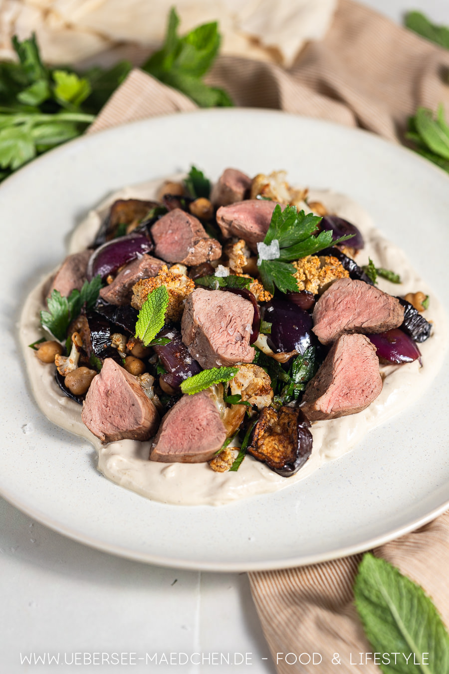 Röstgemüse-Salat mit Lamm: Knackig lecker würzig