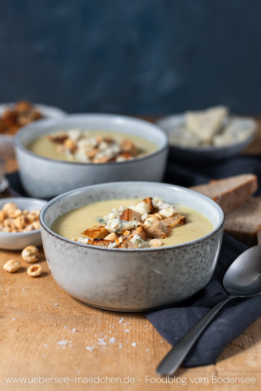 Selleriesuppe mächtig lecker mit Blauschimmelkäse &amp; Haselnuss-Knusper