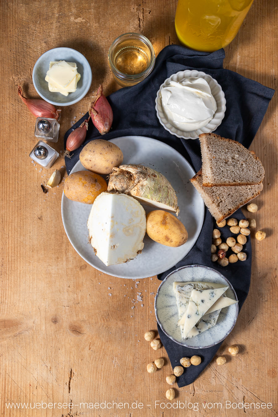 Selleriesuppe mächtig lecker mit Blauschimmelkäse &amp; Haselnuss-Knusper