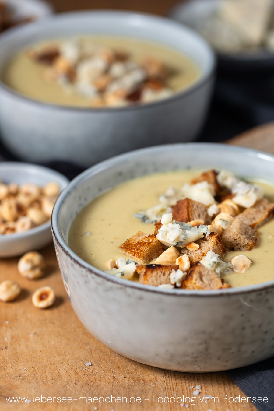 Selleriesuppe mächtig lecker mit Blauschimmelkäse &amp; Haselnuss-Knusper