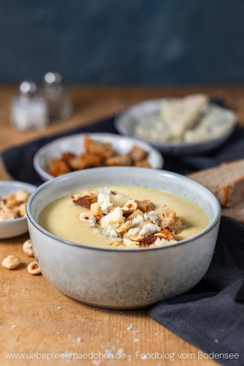 Selleriesuppe mächtig lecker mit Blauschimmelkäse &amp; Haselnuss-Knusper