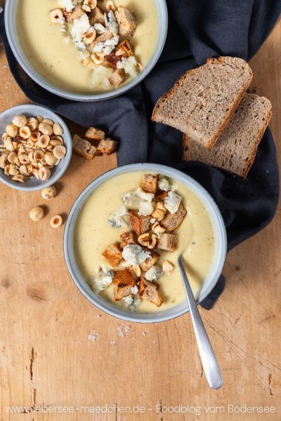 Selleriesuppe mächtig lecker mit Blauschimmelkäse &amp; Haselnuss-Knusper