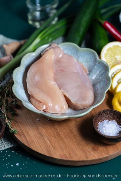 Perfekt pochiertes Hähnchen mit Gurkensalat - low carb &amp; erfrischend