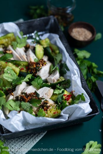Perfekt pochiertes Hähnchen mit Gurkensalat - low carb &amp; erfrischend