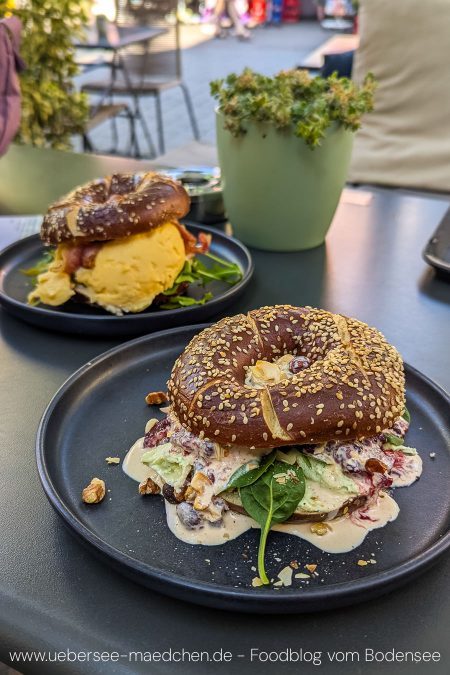 Bagel Bert mit Camembert-Creme im Café Heinrichs Konstanz