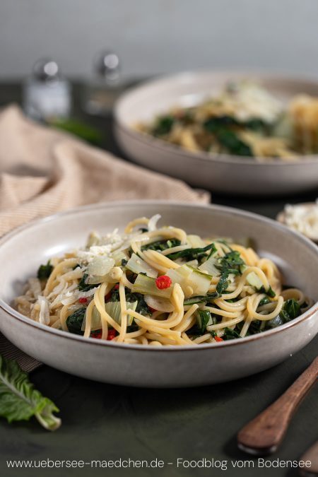 Teller Mangold-Pasta mit Parmesan Chili 