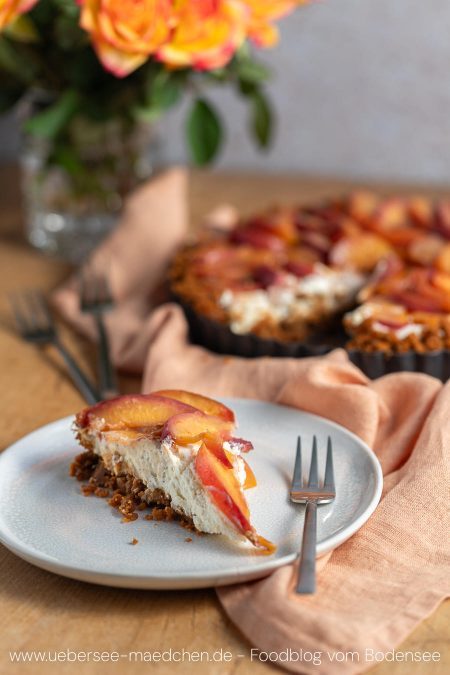 Ein Stück Nektarinentarte ohne Backen