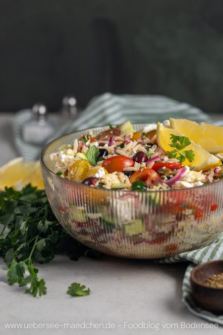 Salatschüssel aus Glas mit Nudelsalat griechisch
