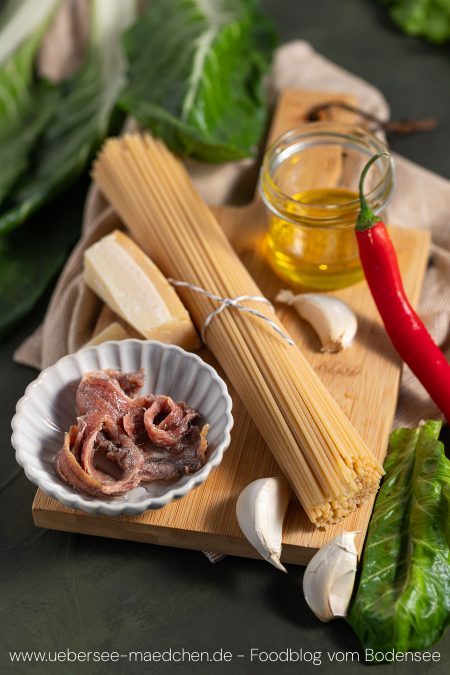 Zutaten für Mangold-Pasta mit Sardellen und Chili