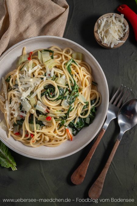 Ein Teller Pasta Spaghetti mit Mangold Sauce