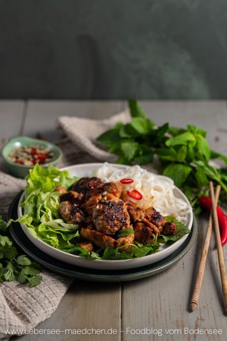 Frikadellen Schweinebauch vietnamesisch mit Reisnudeln und Nuoc cham