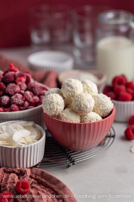 Raffaelo-Kugeln als Zutat für Kokoscreme-Dessert im Glas