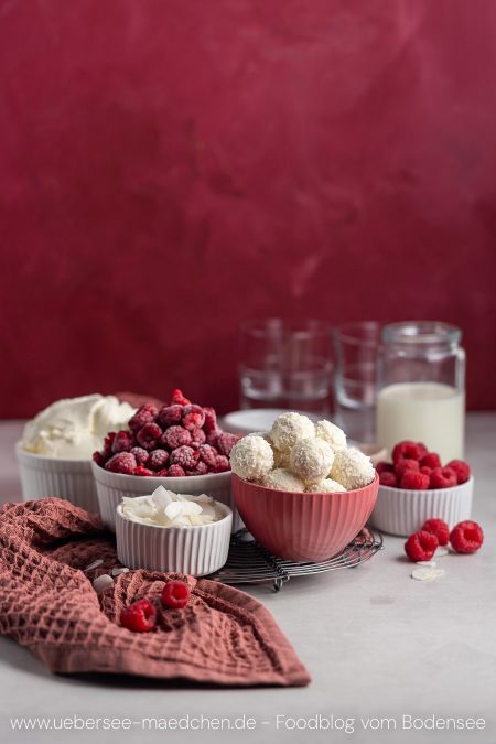 Sechs Zutaten für Raffaelo-Creme im Glas Dessert Rezept