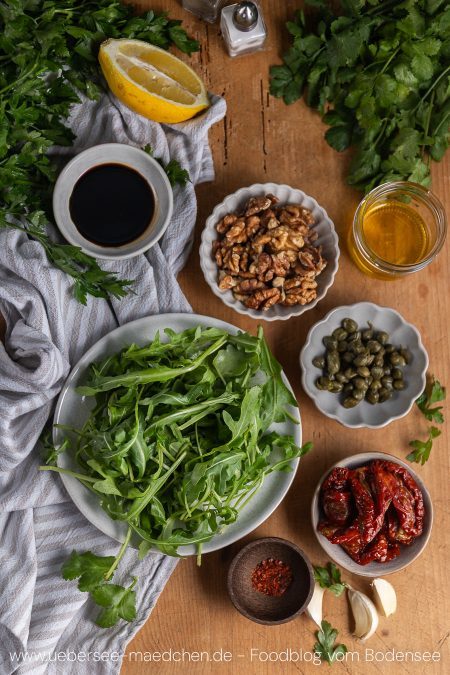 Kapern machen Tomaten-Rucola-Walnuss-Salat besonders lecker