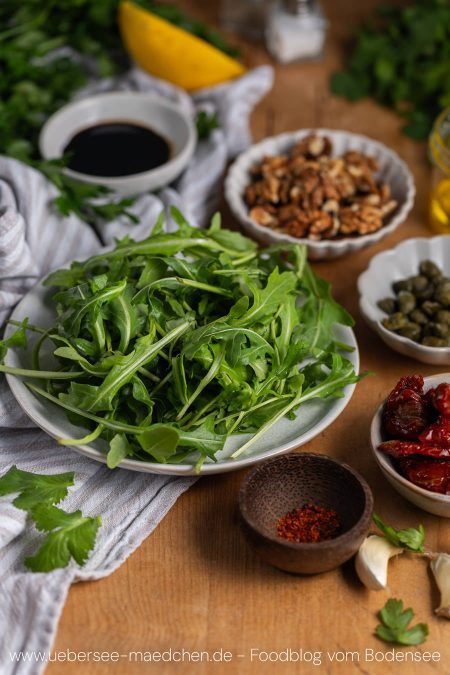 Zutaten für Tomaten-Rucola-Walnuss-Salat auf einen Blick