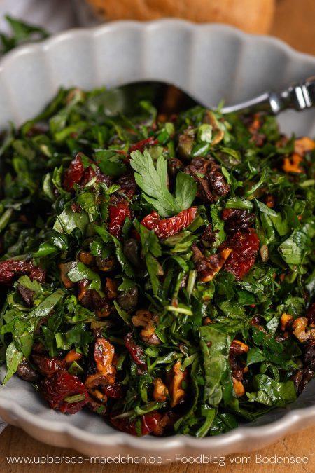 Nahaufnahme würzige Salsa Dip aus Palästina mit Tomaten Walnüssen Rucola Kapern