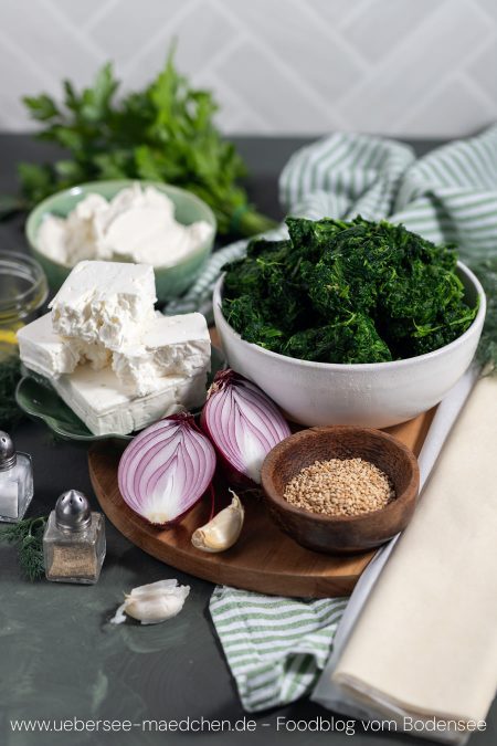 Zutaten für Filoteig-Rolle mit Spinat, Feta, Ricotta