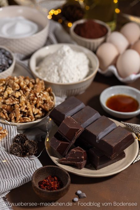 Zutaten für Schoko-Plätzchen wie Brownies mit viel Schokolade und Chili