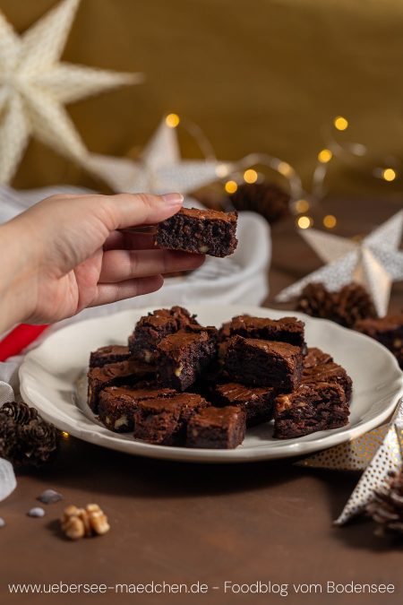 Hand greift nach einem Plätzchen Brownie mit viel Schokolade ohne Aufwand