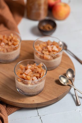 Panna cotta ohne Gelatine Rezept im Glas mit Zimt und Apfelkompott vegetarisch