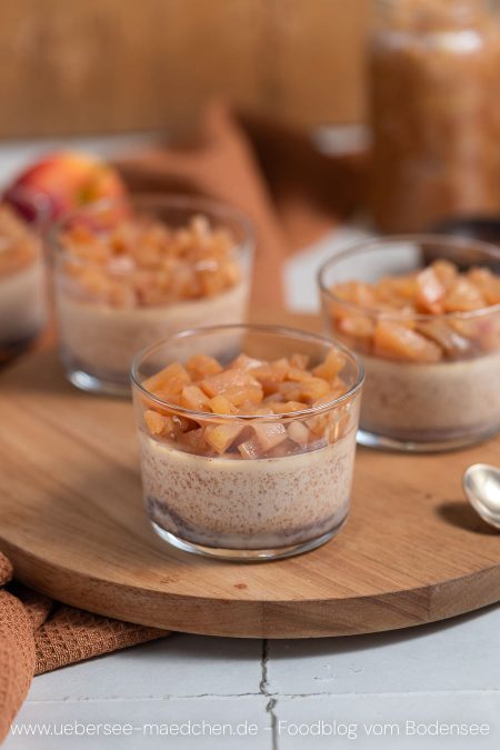 Panna cotta ohne Gelatine Rezept im Glas mit Zimt und Apfelkompott vegetarisch