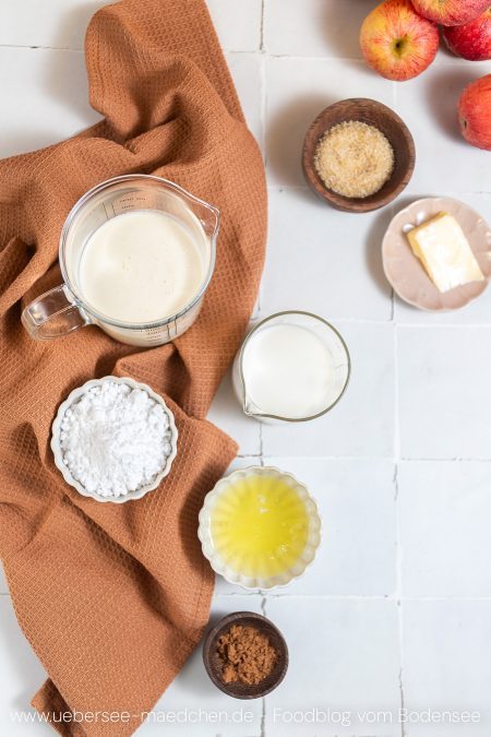 Wenige Zutaten für festliche Nachspeise im Glas: gekochte Sahne in vegetarisch ohne Gelatine