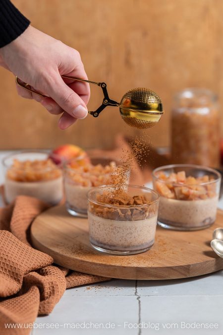 ZImt wird über Pannacotta im Glas gestreut