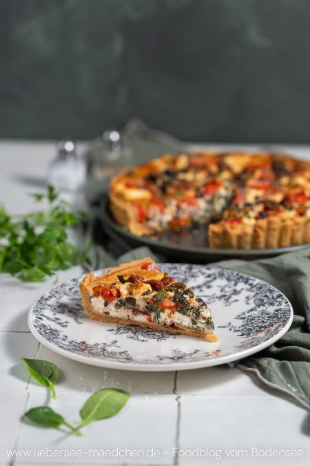 Ein Stück Quiche auf einem Teller