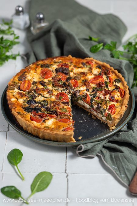 Mediterrane Quiche Rezept vegetarisch mit Tomaten Spinat Feta Oliven